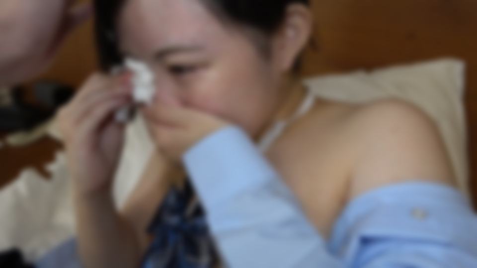 【閲覧注意】10代現役生。処女喪失の瞬間。「できません..お金いらないので帰ります…」願い叶わず容赦なくハメられ痛みに耐えながらも大号泣、まさかの大量中出しにて人生終了。