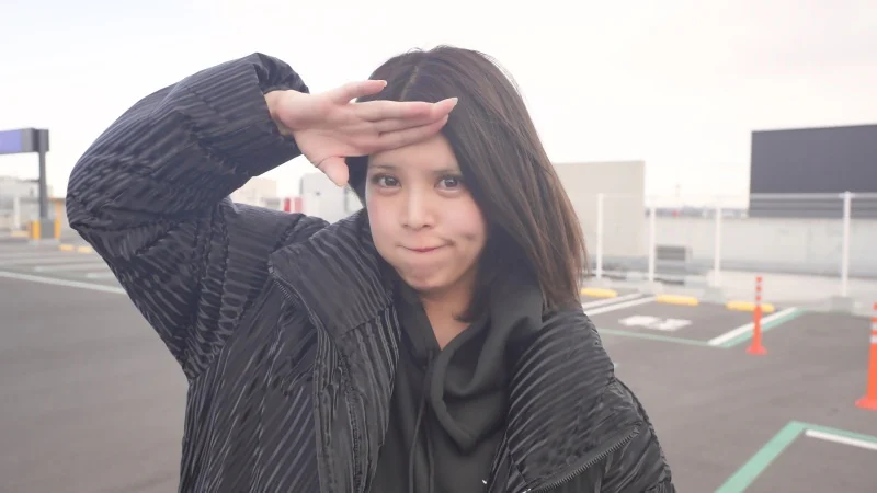 笑顔で敬礼している坂口杏里（ANRI）